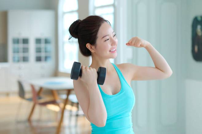 근력 운동을 꾸준히 하면 근육이 튼튼해질 뿐만 아니라 살을 빼고, 당뇨병이나 심장마비 위험을 줄이는데에도 도움이 된다. [사진=클립아트코리아]