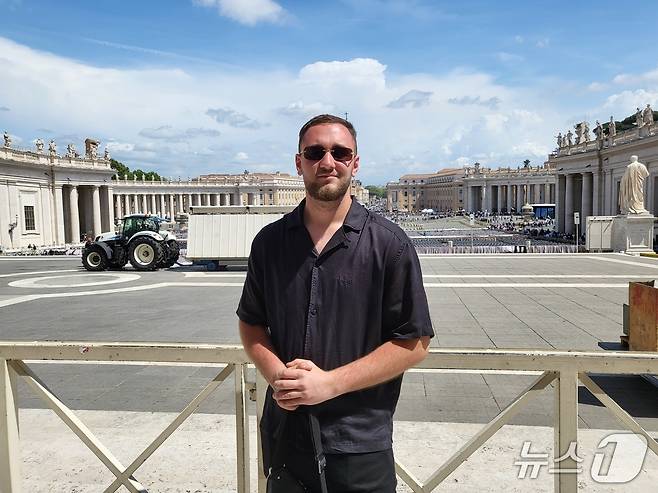 프란치스코 교황 조문을 위해 바티칸 성베드로 성당을 찾은 영국 출신의 마이클(23) ⓒ News1 김지완 기자