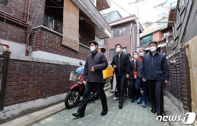 오세훈 서울시장이 서울 중랑구 모아타운 시범사업지를 방문해 주민 및 관계자들과 현장을 살펴보고 있다. /뉴스1 ⓒ News1 박세연 기자