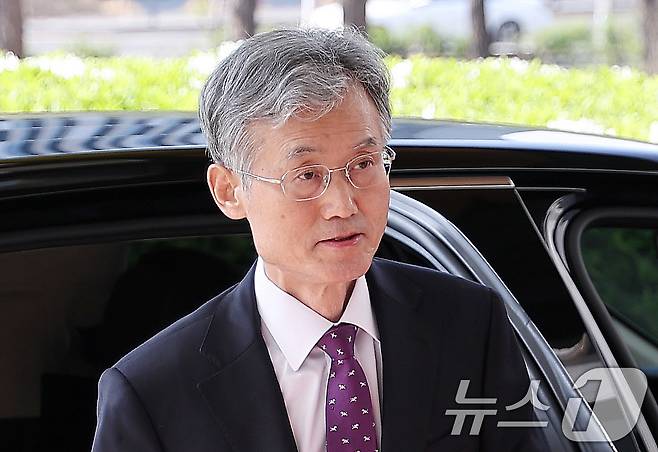 조희대 대법원장이 24일 오전 서울 서초구 대법원으로 출근하고 있다. 대법원 전원합의체(전합)는 이날 이재명 더불어민주당 대선 경선 후보의 공직선거법 위반 사건 심리를 위해 두 번째 회의를 연다. 지난 22일 첫 합의기일 이후 이틀만이다.2025.4.24/뉴스1 ⓒ News1 김성진 기자