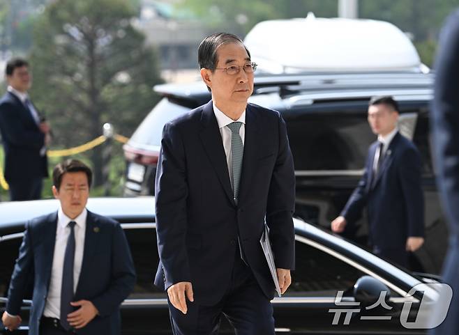 한덕수 대통령 권한대행 국무총리가 24일 오전 본회의에서 추가경정예산안 시정연설을 하기 위해 국회 본청에 도착하고 있다.(공동취재)2025.4.24/뉴스1 ⓒ News1 이재명 기자