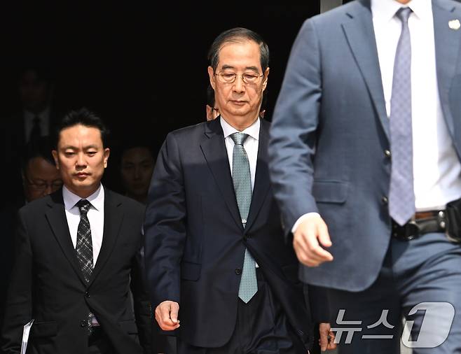 한덕수 대통령 권한대행 국무총리가 24일 오전 서울 여의도 국회에서 열린 본회의에서 추가경정예산안 시정연설 마치고 국회 본청을 나서고 있다.(공동취재) 2025.4.24/뉴스1 ⓒ News1 이재명 기자