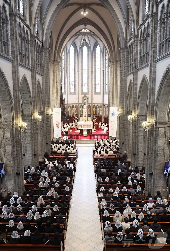 24일 오전 서울 중구 명동대성당에서 천주교 서울대교구장 정순택 대주교 주례로 프란치스코 교황 추모 미사가 거행되고 있다.2025.4.24/뉴스1 ⓒ News1 사진공동취재단