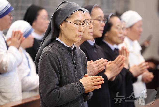 24일 오전 서울 중구 명동대성당에서 거행된 프란치스코 교황 추모 미사에서 참석자들이 기도를 하고 있다. 2025.4.24/뉴스1 ⓒ News1 사진공동취재단