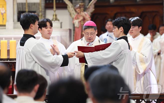 천주교 서울대교구장 정순택 대주교가 24일 오전 서울 중구 명동대성당에서 프란치스코 교황 추모 미사를 집전하고 있다. 2025.4.24/뉴스1 ⓒ News1 사진공동취재단