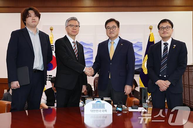 우원식 국회의장이 17일 오후 서울 여의도 국회에서 가진 의정갈등 관련 면담에서 김택우 대한의사협회장과 인사나누고 있다. 왼쪽부터 박단 대한전공의협의회 비상대책위원장, 김 의협회장, 우 의장, 박주민 국회 보건복지위원장.. 2025.2.17/뉴스1 ⓒ News1 이광호 기자