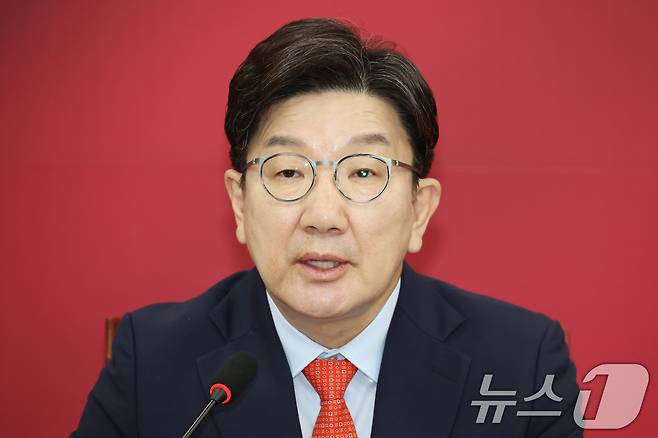 권성동 국민의힘 원내대표가 24일 오전 서울 여의도 국회에서 열린 비상대책위원회의에서 발언하고 있다. 2025.4.24/뉴스1 ⓒ News1 이광호 기자