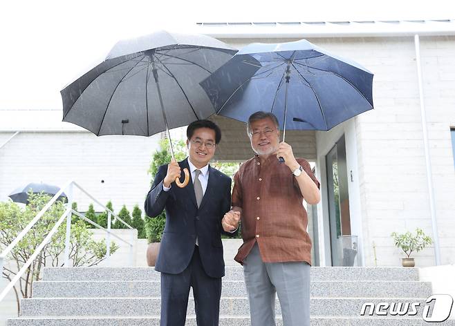 김동연 경기도지사가 14일 경남 양산 평산마을 문재인 전 대통령 사저를 예방해 문 전 대통령과 기념 촬영을 하고 있다. (김동연 경기도지사 제공) 2022.6.14/뉴스1 ⓒ News1 허경 기자