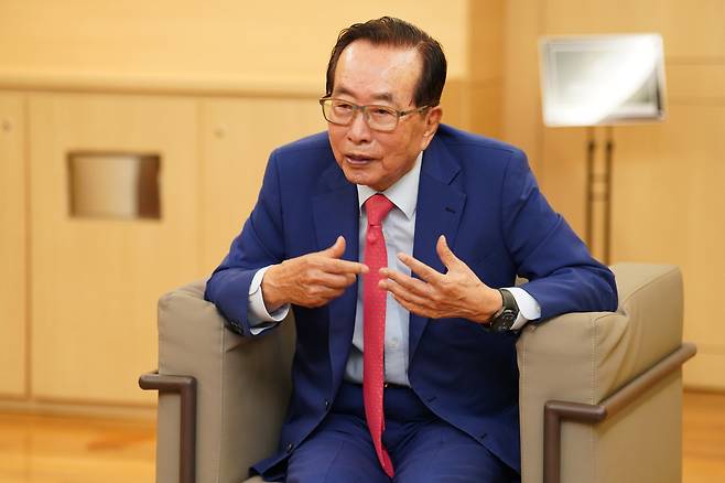 김재철 동원그룹 명예회장이 지난 23일 강남 교보문고에서 '인생의 파도를 넘는 법' 출간 기념 강연 이후 이어진 기자 환담회에서 발언을 하는 모습.(동원그룹 제공)