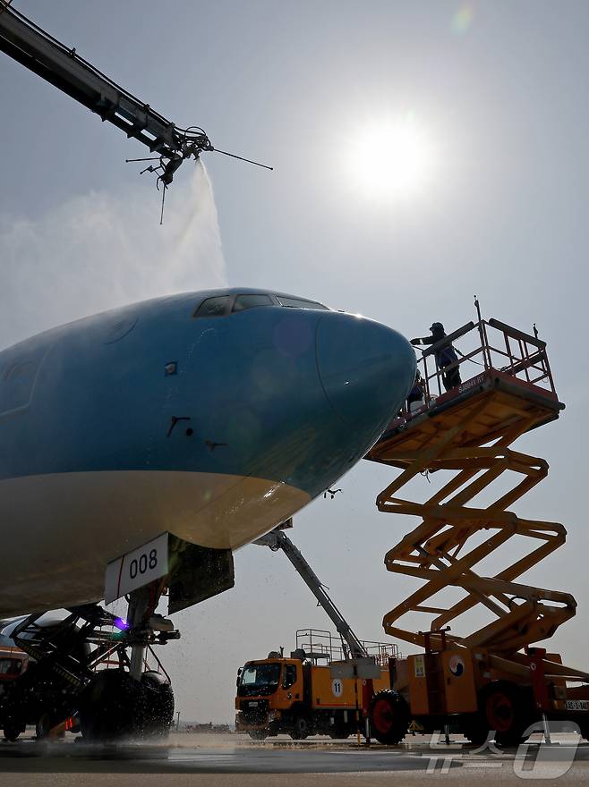 24일 오전 인천 중구 인천국제공항 대한항공 격납고에서 직원들이 봄을 맞아 항공기 동체를 세척하고 있다. 이날 세척한 항공기는 보잉 777-300ER 기종으로 대한항공의 새 도장이 적용된 기체다. ⓒ News1 장수영 기자