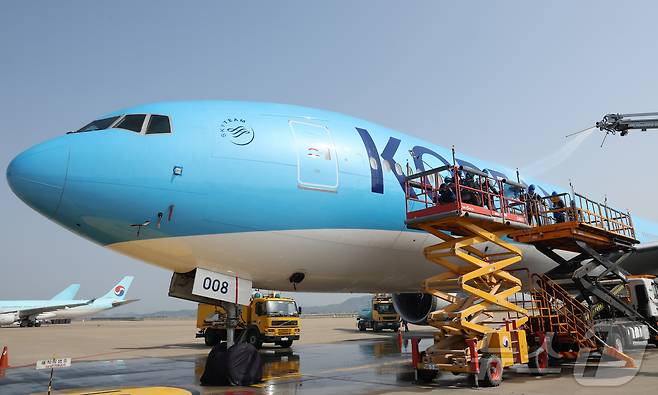 24일 오전 인천 중구 인천국제공항 대한항공 격납고에서 직원들이 봄을 맞아 항공기 동체를 세척하고 있다. 이날 세척한 항공기는 보잉 777-300ER 기종으로 대한항공의 새 도장이 적용된 기체다. ⓒ News1 장수영 기자