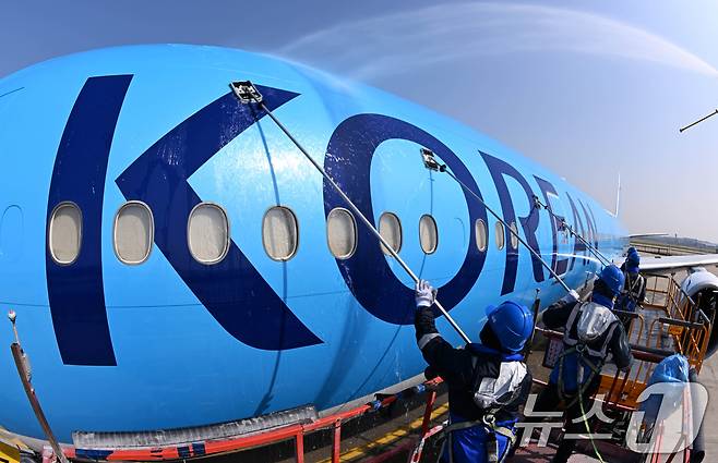 24일 오전 인천 중구 인천국제공항 대한항공 격납고에서 직원들이 봄을 맞아 항공기 동체를 세척하고 있다. 이날 세척한 항공기는 보잉 777-300ER 기종으로 대한항공의 새 도장이 적용된 기체다. (공동취재) 2025.4.24/뉴스1 ⓒ News1 장수영 기자