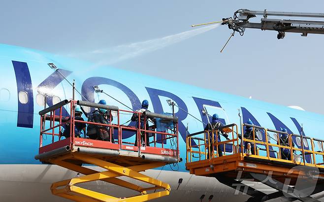 24일 오전 인천 중구 인천국제공항 대한항공 격납고에서 직원들이 봄을 맞아 항공기 동체를 세척하고 있다. 이날 세척한 항공기는 보잉 777-300ER 기종으로 대한항공의 새 도장이 적용된 기체다. ⓒ News1 장수영 기자