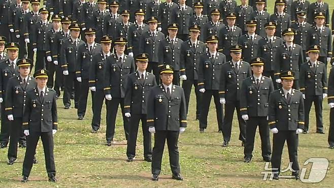24일 오후 충북 괴산 육군학생군사학교에서 제 55기 의무사관 임관식이 열리고 있다.(국방홍보원 유튜브 캡처)