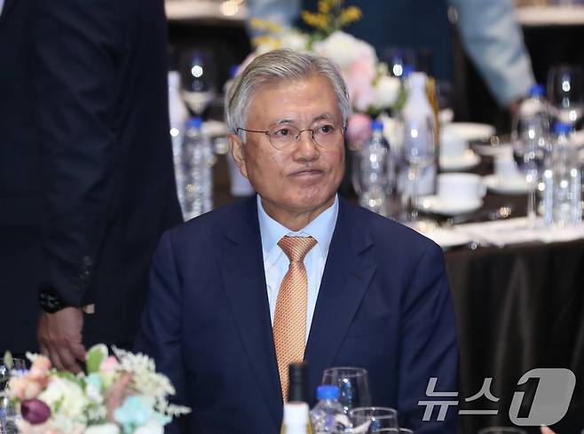 문재인 전 대통령이 4일 경기 수원시 영통구 수원컨벤션센터에서 열린 '10.4 남북정상선언 제17주년 기념식 및 2024년도 한반도 평화주간 폐막식'에 참석해 자리하고 있다. 2024.10.4/뉴스1 ⓒ News1 김영운 기자