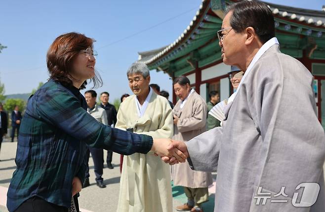 장미란 문화체육관광부 제2차관이 24일 산불 피해 지역인 경북 안동을 찾아 하회마을에서 마을 주민과 인사를 하고 있다.(문화체육관광부 제공)