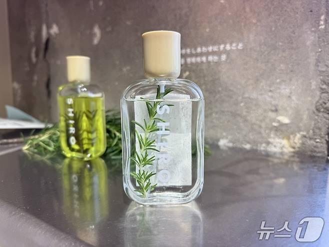 시로 성수 '허브 블렌더 랩'에서는 직접 채취한 허브로 나만의 프래그런스 미스트를 만들 수 있다. ⓒ 뉴스1 김형준 기자