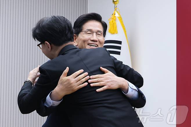 김문수 국민의힘 대선 경선 후보가 23일 서울 여의도 국민의힘 중앙당사에서 열린 2차 경선 토론회 미디어데이에서 토론자로 지명한 한동훈 후보와 포옹하고 있다. 2025.4.23/뉴스1 ⓒ News1 국회사진취재단