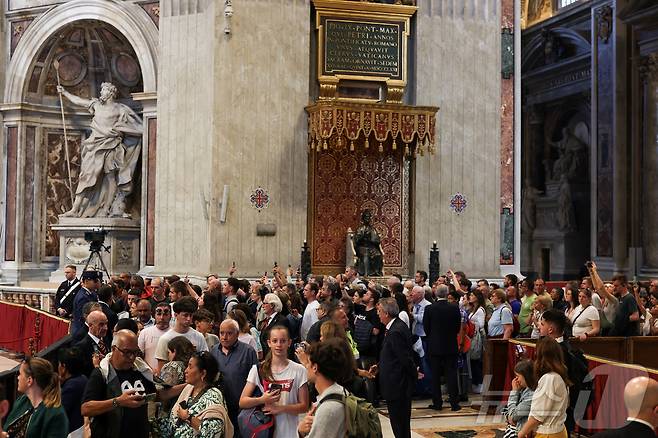 23일(현지시간) 프란치스코 교황의 관이 안치된 바티칸 성 베드로 대성당에서 신자들이 조문을 하고 있다. 2025.4.23 ⓒ 로이터=뉴스1