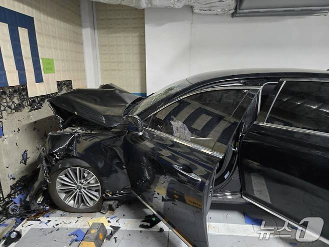 24일 오전 11시 27분께 경기 의정부시 민락동 한 상가건물 지하주차장에서 승용차가 주차장 벽을 들이받아 1명이 숨지고 1명이 다쳤다.(경기도북부소방재난본부 제공, 재판매 및 DB 금지)/뉴스1