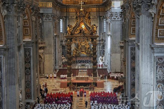 23일(현지시간) 프란치스코 교황이 안치된 관이 바티칸 성베드로 대성당 내부로 옮겨졌다. 이날 일반 조문이 시작된다. 2025.04.23 ⓒ 로이터=뉴스1 ⓒ News1 최종일 선임기자