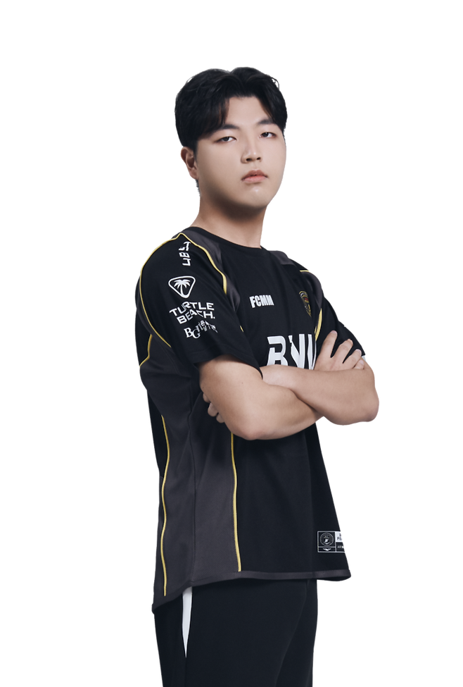 강무진은 23일 서울 잠실DN콜로세움에서 열린 2025 FC온라인 슈퍼 챔피언스 리그(FSL) G조 패자전에서 젠지e스포츠 ‘크롱’ 황세종을 2-0으로 이겼다. 사진 | 넥슨