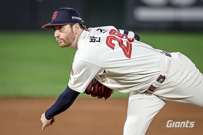 롯데 반즈가 23일 사직구장에서 열린 2025 KBO리그 한화전에 선발 등판해 힘차게 공을 던지고 있다. 사진 | 롯데 자이언츠