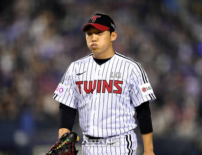 LG 투수 박명근이 15일 잠실야구장에서 열린 2025 KBO 리그 삼성과 경기 8회 투구 후 덕아웃으로 들어오고 있다.  2025. 4. 15. 잠실 | 최승섭기자 thunder@sportsseoul.com