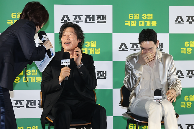 유해진-이제훈. 사진 | 연합뉴스