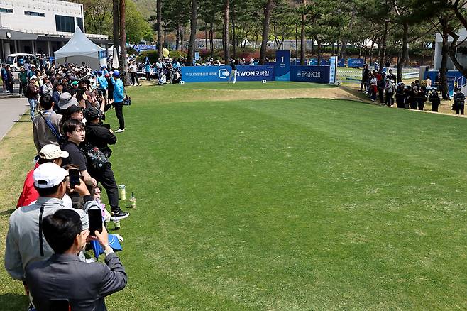 임성재가 티샷하자 서원밸리 1번홀 티잉 그라운드에 모인 갤러리가 촬영하고 있다. 사진 | KPGA