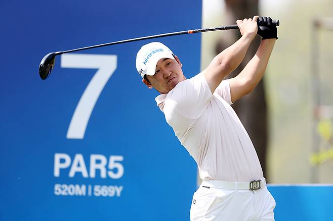 김현욱이 24일 서원밸리에서 열린 KPGA투어 우리금융 챔피언십 1라운드에서 티샷하고 있다. 사진 | KPGA