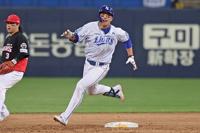 삼성 김영웅이 24일 대구삼성라이온즈파크에서 열린 2025 KBO리그 KIA전에서 3회말 적시 3루타를 터뜨리고 있다. 사진 | 삼성 라이온즈