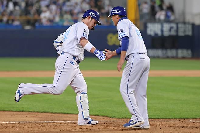 삼성 박병호가 24일 대구삼성라이온즈파크에서 열린 2025 KBO리그 KIA전에서 6회말 솔로포를 때린 후 베이스를 돌고 있다. 사진 | 삼성 라이온즈