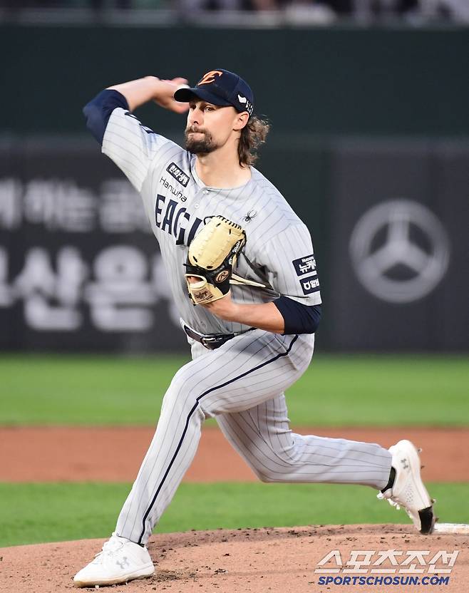 힘차게 투구하고 있는 와이스.