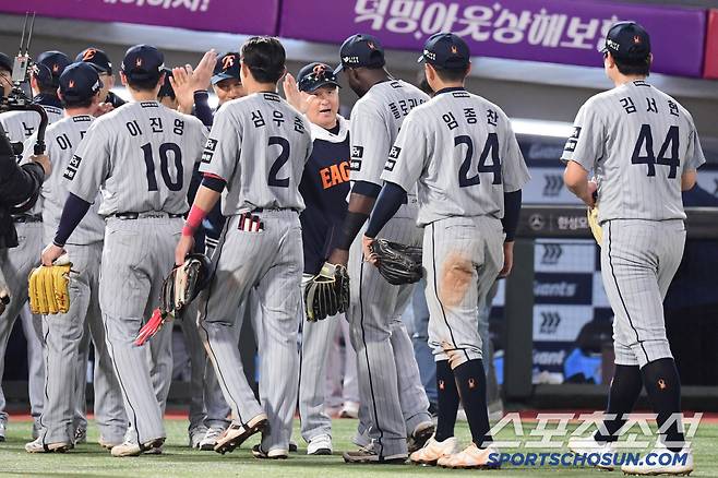 파죽의 8연승 질주! 경기 종료 후 승리의 기쁨을 나누고 있는 한화 선수들.