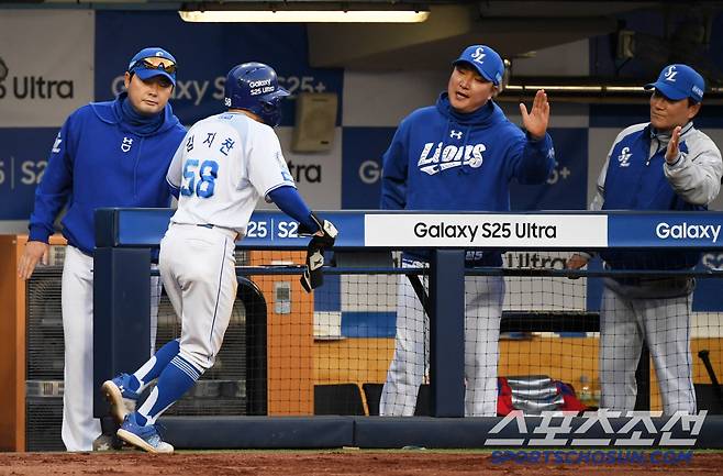 이진영 타격 코치는 김지찬만 보고 있어도 배가 부른 하루였다.