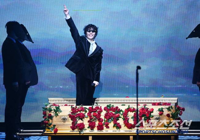 제45회 청룡영화상 시상식이 29일 여의도 KBS홀에서 열렸다. 이찬혁이 멋진 무대를 선보이고 있다. 허상욱 기자wook@sportschosun.com/2024.11.29/