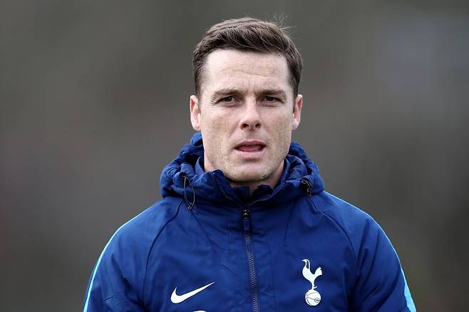 [스포츠조선 강우진 기자]스콧 파커 번리 감독이 토트넘 감독 후보로 급부상하고 있다. 엔제 포스테코글루 토트넘 감독이 경질될 경우 파커 역시 토트넘의 영입 대상에 포함될 것으로 보인다.

포스테코글루 감독은 유럽축구연맹(UEFA) 유로파리그 우승 여부와 관계 없이 이번 시즌 토트넘을 떠날 수 있다는 가능성이 제기되고 있다. 토트넘 내 여러 고위 관계자들은 파커가 번리에서 보여준 지도력을 높게 평가하고 있다고 한다. 사진=SNS