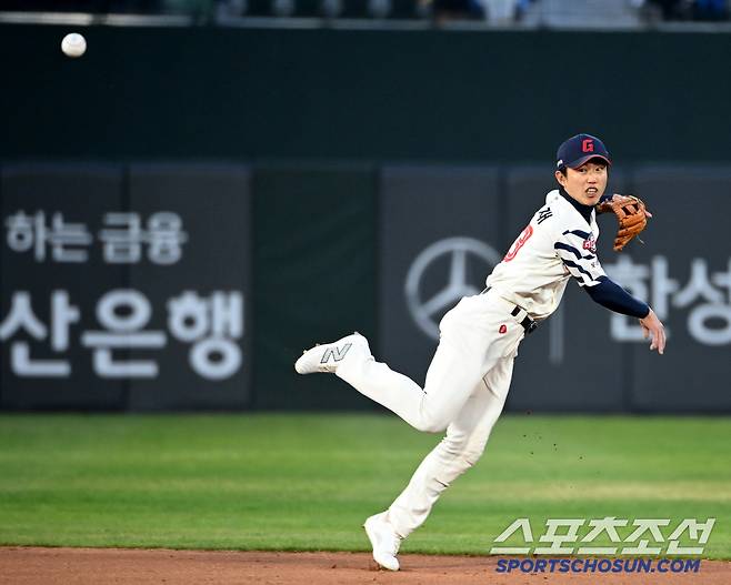 10일 부산 사직야구장에서 열린 KIA와 롯데의 경기, 2회초 롯데 유격수 전민재가 KIA 위즈덤의 땅볼 타구를 잡아 1루로 던지고 있다. 부산=허상욱 기자wook@sportschosun.com/2025.04.10/