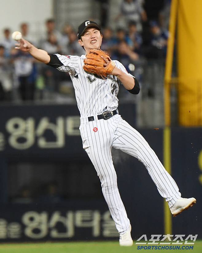 18일 대구 라이온즈파크에서 열린 롯데-삼성전. 3회말 2사 1, 2루 디아즈의 타구를 유격수 전민재가 호수비로 처리하고 있다. 대구=정재근 기자 cjg@sportschosun.com/2025.4.18/