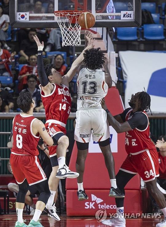 공격을 펼치고 있는 레이션 해먼즈. ⓒ연합뉴스