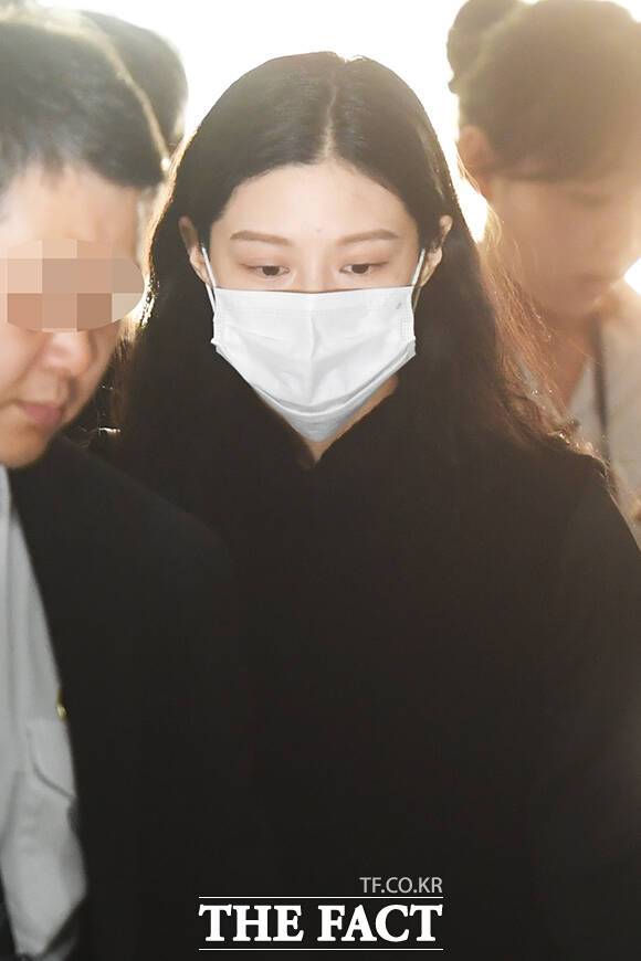 묵묵부답으로 법원에 출석한 조국 전 조국혁신당 대표의 딸 조민 씨가 입시 비리 혐의 항소심에서도 1심과 같이 벌금 1000만원형을 선고 받았다. /서울중앙지법=장윤석 기자