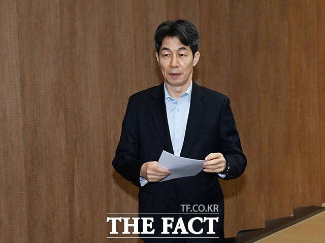 검찰이 문재인 전 대통령을 뇌물 혐의로 불구속 기소하자 측근 윤건영 더불어민주당 의원은 "한남동에서 서초동으로 이사 간 분이 식당에 불러 밥 사주면서 내린 오더인가"라며 강하게 반발했다. /배정한 기자