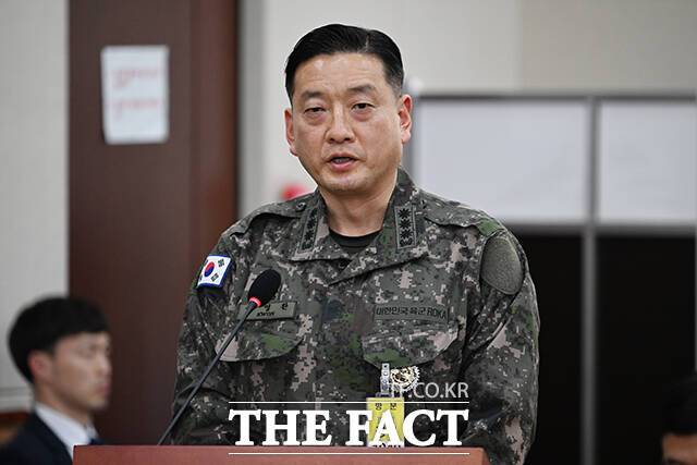 12·3 비상계엄 당시권영환 전 합동참모본부 계엄과장(대령)이 계엄사령관이었던 박안수 육군참모총장으로부터 질책을 여러 차례 들었다고 법정에서 증언했다. 권 대령이 지난 2월 서울 여의도 국회에서 열린 '윤석열 정부의 비상계엄 선포를 통한 내란 혐의 진상규명 국정조사 청문회'에 참석해 질의에 답하고 있다. /국회=박헌우 기자