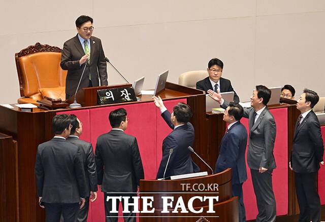권성동 국민의힘 원내대표가 24일 오전 서울 여의도 국회 본회의장에서 열린 한덕수 대통령 권한대행 국무총리 시정연설 후 우원식 국회의장의 발언에 대해 항의하고 있다. /국회=박헌우 기자