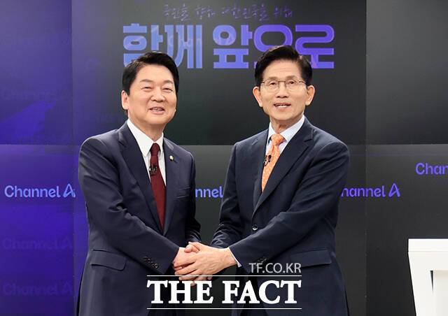 국민의힘 안철수 대선 경선 후보와 김문수 후보가 맞수토론에서 윤석열 전 대통령 탄핵을 두고 정면으로 격돌했다. 안 후보와 김 후보가 24일 오후 서울 종로구 동아미디어센터 채널A 오픈스튜디오에서 토론 전 악수를 하고 있다. /국회사진취재단