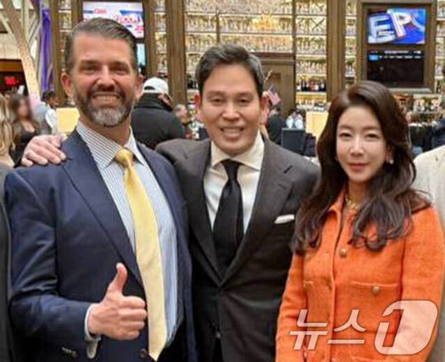 도널드 트럼프 대통령 취임식에 참석하기 위해 미국을 찾은 정용진 신세계그룹 회장과 부인 한지희 씨가 워싱턴에서 트럼프 주니어(왼쪽)와 기념촬영을 하고 있다. (사진=신세계그룹)