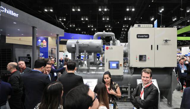 LG전자가 지난 2월 미국 올랜도에서 열린 북미 최대 공조 전시회 'AHR EXPO 2025'에서 AI데이터센터 열관리 솔루션으로 주목 받고 있는 '칠러' 등을 전시했다. (사진=LG전자)