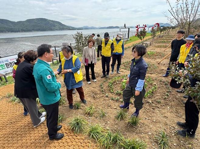 박동진 마산합포구청장이 진전면 이명마을 홍매화 군락지 조성 현장 점검.