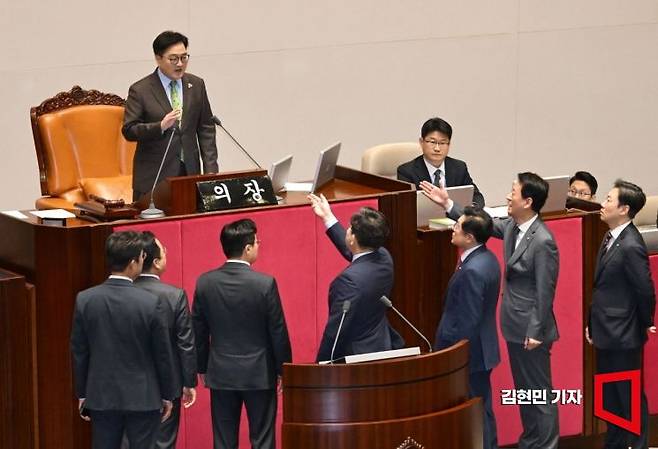 24일 국회 본회의에서 한덕수 대통령 권한대행 국무총리의 추가경정예산안 시정연설 후 우원식 국회의장이 발언하자 권성동 국민의힘 원내대표가 항의하고 있다. 2025.4.24 김현민 기자